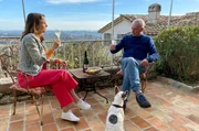 Nach getaner Arbeit trinkt Anika Keil ein Glas Champagner, in der Tradition von Jacqueline Diffring, mit Goetz Laue. Nach getaner Arbeit trinkt Anika Keil ein Glas Champagner, in der Tradition von Jacqueline Diffring, mit Goetz Laue.