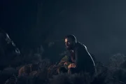 Der Fremde (Jamie Dornan) steht nach ungewollter Einnahme eines LSD-Cocktails ziemlich neben sich, was der Situation im Outback nicht gerade förderlich ist. Der Fremde (Jamie Dornan) steht nach ungewollter Einnahme eines LSD-Cocktails ziemlich neben sich, was der Situation im Outback nicht gerade förderlich ist.