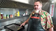 J&ouml;rg, der Betreiber der Bulettenschmiede in Hannover hat Ochsenb&auml;ckchen auf der Tageskarte. Ein Schmorgericht, das neben viel Zeit und Herzblut auch bares Geld kostet. F&uuml;r J&ouml;rg, der mehr auf Tradition als auf Fritteuse setzt, ein absolutes Highlight.