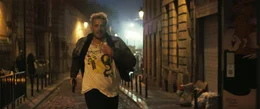Der kriminelle Handlanger Theo (Jonas Bloquet) jagt Mady durch die Stra&szlig;en des n&auml;chtlichen Br&uuml;ssel.