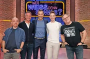 Moderator Kai Pflaume (M.) und seine Rateteam-Kapit&auml;ne Bernhard Ho&euml;cker (l.) und Elton (r.) begr&uuml;&szlig;en in dieser Sendung den Rennfahrer Ralf Schumacher (2.v.l.) und seinen Sohn, den Rennfahrer David Schumacher (2.v.r.).