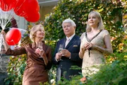 Maren (Katharina Schubert, rechts) freut sich f&uuml;r Claudius (Peter Weck) und Christine (Gerlinde Locker, links), die ihre goldene Hochzeit feiern.