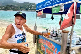Ein Original auf Elba und immer auf den Beinen: Antonio Mazzuchiello alias &bdquo;Coccobello&ldquo; am Strand der italienischen Mittelmeerinsel.