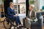 Wer hat den Betreiber eines Stuttgarter Escape Rooms erschlagen? Kriminalhauptkommissarin Martina Seiffert (Astrid M. Fünderich, r.) sucht Antworten bei der hinterbliebenen Ehefrau Theresa Pfaff (Franziska Junge, l.) und merkt schnell, dass das Eheleben offensichtlich im Argen lag. Wer hat den Betreiber eines Stuttgarter Escape Rooms erschlagen? Kriminalhauptkommissarin Martina Seiffert (Astrid M. Fünderich, r.) sucht Antworten bei der hinterbliebenen Ehefrau Theresa Pfaff (Franziska Junge, l.) und merkt schnell, dass das Eheleben offensichtlich im Argen lag.