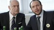 Tenter (Jochen Kolenda, l.) und Müller (Michael-Ché Koch) sind überrascht als der für Todkrank gehaltenen Berger sich plötzlich doch in die Verhandlungen stürzt. Tenter (Jochen Kolenda, l.) und Müller (Michael-Ché Koch) sind überrascht als der für Todkrank gehaltenen Berger sich plötzlich doch in die Verhandlungen stürzt.