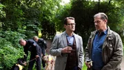 ARD MORDEN IM NORDEN Folge 52, "Ein dunkles Geheimnis" (Wh.), am Montag um 18:50 Uhr im ERSTEN. Lars (Ingo Naujoks, 2.v.r.) und Finn (Sven Martinek, r.) lassen mit Hunden nach dem verschwundenen Baby suchen. ARD MORDEN IM NORDEN Folge 52, "Ein dunkles Geheimnis" (Wh.), am Montag um 18:50 Uhr im ERSTEN. Lars (Ingo Naujoks, 2.v.r.) und Finn (Sven Martinek, r.) lassen mit Hunden nach dem verschwundenen Baby suchen.