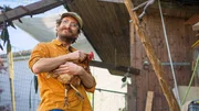 Für immer und WG Preis auf Anfrage Folge 5 Luke stellt sich grosse Fragen: Wie lange darf er als Engländer nach dem Studium in der Schweiz bleiben? 2026 Copyright: SRF Für immer und WG Preis auf Anfrage Folge 5 Luke stellt sich grosse Fragen: Wie lange darf er als Engländer nach dem Studium in der Schweiz bleiben? 2026 Copyright: SRF