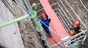 Spaß auf der Baustelle: Ausbilder Michael (l.) mit Gerüstbauer-Azubi Vadzhib. Spaß auf der Baustelle: Ausbilder Michael (l.) mit Gerüstbauer-Azubi Vadzhib.