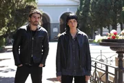Lorenzo (Giacomo Giorgio) und Alex (Sophie Pfennigstorf) wohnen der Beerdigung von Matteos und Laras Vater bei. Haben sie etwas mit seinem Tod zu tun? Lorenzo (Giacomo Giorgio) und Alex (Sophie Pfennigstorf) wohnen der Beerdigung von Matteos und Laras Vater bei. Haben sie etwas mit seinem Tod zu tun?