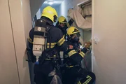 Berufsfeuerwehr Basel. Brand hinter verschlosser Türe: Thomas Meyer, Wachtmeister Berufsfeuerwehr Basel (hinten), und sein Team verschaffen sich Zutritt zur Wohnung mit dem Brand ohne zuviel Rauch ins Treppenhaus entweichen zu lassen. Berufsfeuerwehr Basel. Brand hinter verschlosser Türe: Thomas Meyer, Wachtmeister Berufsfeuerwehr Basel (hinten), und sein Team verschaffen sich Zutritt zur Wohnung mit dem Brand ohne zuviel Rauch ins Treppenhaus entweichen zu lassen.