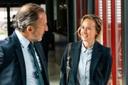 Isa Barsch (Nurit Hirschfeld, r.), Ex-Praktikantin von Steffen Kehlau (Robert Schupp, l.) und eine Freundin von Amira, wird des Mordes an ihrer Dozentin in der Staatsanwaltschaft beschuldigt. Isa Barsch (Nurit Hirschfeld, r.), Ex-Praktikantin von Steffen Kehlau (Robert Schupp, l.) und eine Freundin von Amira, wird des Mordes an ihrer Dozentin in der Staatsanwaltschaft beschuldigt.