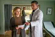 Dr. Martin Gruber (Hans Sigl, r.) hat für seine Patientin Jana Weiss (Pia Barucki, l.) gute Nachrichten: Sie ist schwanger. Doch ihre Freude ist verhalten, was auch David Ka?stner (Fre?de?ric Brossier, M.) irritiert. Dr. Martin Gruber (Hans Sigl, r.) hat für seine Patientin Jana Weiss (Pia Barucki, l.) gute Nachrichten: Sie ist schwanger. Doch ihre Freude ist verhalten, was auch David Ka?stner (Fre?de?ric Brossier, M.) irritiert.