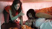 Katja (Ellenie Salvo Gonzalez, l.) erwischt Nicole (Susan Hoecke) und Kibitz (Stephan Grossmann) während der 50-Jahr-Feier des Unternehmens unterm Tisch... Katja (Ellenie Salvo Gonzalez, l.) erwischt Nicole (Susan Hoecke) und Kibitz (Stephan Grossmann) während der 50-Jahr-Feier des Unternehmens unterm Tisch...
