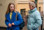 Lucy (Josephin Busch, r.) wird überraschend mit ihrer rebellischen Nichte Robin (Mina-Giselle Rüffer, l.) konfrontiert. Lucy (Josephin Busch, r.) wird überraschend mit ihrer rebellischen Nichte Robin (Mina-Giselle Rüffer, l.) konfrontiert.