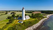 „Keldsnor Fyr“ heißt der Leuchtturm an der Südostspitze der Insel. Das Leuchtfeuer in 34 Meter Höhe weist zwar weiterhin Schiffen den Weg, der Turm und das Gelände befinden sich aber in Privatbesitz. „Keldsnor Fyr“ heißt der Leuchtturm an der Südostspitze der Insel. Das Leuchtfeuer in 34 Meter Höhe weist zwar weiterhin Schiffen den Weg, der Turm und das Gelände befinden sich aber in Privatbesitz.