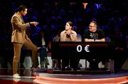 Moderator Kai Pflaume (l.) mit Rateteam-Kapitän Elton (r.) und der Schauspielerin Isabell Polak (M.). Moderator Kai Pflaume (l.) mit Rateteam-Kapitän Elton (r.) und der Schauspielerin Isabell Polak (M.).
