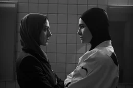 L-R: Maryam Ghanbari (Zar Amir Ebrahimi) und Leila Hosseini (Arienne Mandi)