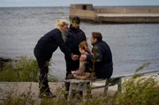 Schockierender Fund: Maria Wern (Eva Röse) spricht mit Vater und Tochter, die beim Fischen auf Kristoffers Leiche gestoßen sind. Schockierender Fund: Maria Wern (Eva Röse) spricht mit Vater und Tochter, die beim Fischen auf Kristoffers Leiche gestoßen sind.