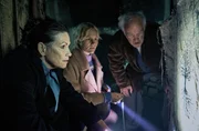 Lara (Rosalie Thomass, M), zerschlägt das Schloss mit einem Stein. Rudolf (Peter Franke) kommt dazu. Sie entdecken Zeichen ähnlich wie auf Laras Kette. Dorothea Freiberg (Sabine Vitua, l). Lara (Rosalie Thomass, M), zerschlägt das Schloss mit einem Stein. Rudolf (Peter Franke) kommt dazu. Sie entdecken Zeichen ähnlich wie auf Laras Kette. Dorothea Freiberg (Sabine Vitua, l).