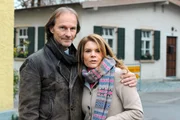 Bayerisches Fernsehen DAHOAM IS DAHOAM, FOLGE 1466, "Ein Anschluss unter dieser Nummer", am Donnerstag (19.02.15) um 19:45 Uhr. Nach anf&auml;nglichen Hemmungen kommen Sascha und Uschi doch noch ins Gespr&auml;ch. Von links: Sascha (Eisi Gulp) und Uschi Kirchleitner (Silke Popp). Weiteres Bildmaterial finden Sie unter www.br-foto.de.