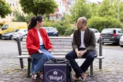 Esma (Özge Delioglan) beschließt, Baris wegen seiner Weigerung zur Rede zu stellen. Rechts Tobias (Patrick Müller) Esma (Özge Delioglan) beschließt, Baris wegen seiner Weigerung zur Rede zu stellen. Rechts Tobias (Patrick Müller)