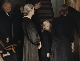 Alma (Hanna Heckt) nimmt mit ihrer Familie an einer Totenfeier teil.