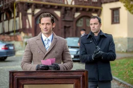 Kronprinz Sebastian (Will Kemp, l.) soll durch Partnervermittlerin Kate die gro&szlig;e Liebe finden. Ist die passende Kandidatin vielleicht direkt vor seinen Augen?