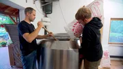 In der Garage seiner Eltern in Förste braut Lars Kasten zusammen mit Kumpel Volker Huchthausen und weiteren Freunden ein Harzer „Craftbier“. In der Garage seiner Eltern in Förste braut Lars Kasten zusammen mit Kumpel Volker Huchthausen und weiteren Freunden ein Harzer „Craftbier“.