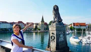 Annette Krause und der bayerische Löwe im Hafen Lindau. Annette Krause und der bayerische Löwe im Hafen Lindau.