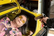 Schrotti in Gefahr: Der Kfz-Mechaniker Karl-Heinz Schrothmann (Michael Gaedt) hat mit Yoga ein neues Hobby gefunden. Doch als sein Yogalehrer erschlagen aufgefunden wird, manövriert er sich tiefer in den Mordfall, als ihm lieb ist. Schrotti in Gefahr: Der Kfz-Mechaniker Karl-Heinz Schrothmann (Michael Gaedt) hat mit Yoga ein neues Hobby gefunden. Doch als sein Yogalehrer erschlagen aufgefunden wird, manövriert er sich tiefer in den Mordfall, als ihm lieb ist.