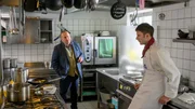 Einer der Verd&auml;chtigen ist der Koch Sven H&auml;hnlein (Klaas Johann Lewerenz, r.). F&uuml;r ihn war "K&ouml;nig Arthur" mehr als nur ein Chef, wie er Jan-Hinrich Reuter (Udo Kroschwald, l.) erz&auml;hlt. Hat sich sein gro&szlig;es Vorbild vielleicht von ihm abgewandt? Musste Arthur Kehling deshalb sterben?