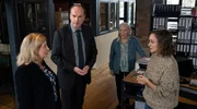 Gute Arbeit: Die Anwälte Isabel von Brede (Sabine Postel, li.) und Markus Gellert (Herbert Knaup, 2.v.l.) loben ihre Assistentinnen Marion von Brede (Marie Anne Fliegel, mi.) und Charlie Runge (Mathilde Bundschuh, re.). Gute Arbeit: Die Anwälte Isabel von Brede (Sabine Postel, li.) und Markus Gellert (Herbert Knaup, 2.v.l.) loben ihre Assistentinnen Marion von Brede (Marie Anne Fliegel, mi.) und Charlie Runge (Mathilde Bundschuh, re.).