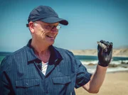 Auf Zypern hilft Sven Plöger schlüpfenden Schildkrötenbabys sicher ins Meer zu kommen. Aufgrund der hohen Temperaturen ist der Bruterfolg geringer und es entwickeln sich deutlich mehr Weibchen als Männchen. Auf Zypern hilft Sven Plöger schlüpfenden Schildkrötenbabys sicher ins Meer zu kommen. Aufgrund der hohen Temperaturen ist der Bruterfolg geringer und es entwickeln sich deutlich mehr Weibchen als Männchen.