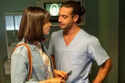 Da liegt was in der Luft: Kriminalkommissarin Lea Gomez (Jasmin Gassmann) und Rechtsmediziner Dr. Benedikt F&ouml;rster (Florian W&uuml;nsche) freuen sich immer, wenn sich ihre Wege bei den Ermittlungen kreuzen. In ihrem aktuellen Fall geht es um einen brisanten Kunstfehlerprozess, bei dem der beteiligte Anwalt Opfer eines t&ouml;dlichen Giftanschlags wurde.