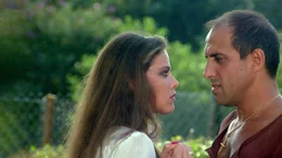 Die Mail&auml;nderin Lisa (Ornella Muti) versucht den Weinbauer Elia (Adriano Celentano) zu z&auml;hmen.