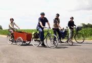 Filmemacher Armin Maiwald (2.v.l.) und sein Team haben sich aufs Fahrrad geschwungen und suchen rund ums Ruhrgebiet nach spannenden Geschichten. v.l. Rupert Scheele (Kameraassistent), Armin Maiwald, Kai von Westermann (Kamera) und Peter Torringen (Ton) Kann für beide Teile verwendet werden! Filmemacher Armin Maiwald (2.v.l.) und sein Team haben sich aufs Fahrrad geschwungen und suchen rund ums Ruhrgebiet nach spannenden Geschichten. v.l. Rupert Scheele (Kameraassistent), Armin Maiwald, Kai von Westermann (Kamera) und Peter Torringen (Ton) Kann für beide Teile verwendet werden!