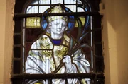 Das Kirchenfenster einer Pilgerkirche erzählt von der Verehrung des Erzbischofs Thomas Becket. Seine Ermordung vor 900 Jahren erschütterte die Christenheit und ließ fortan Pilger aus ganz Europa nach England pilgern. Das Kirchenfenster einer Pilgerkirche erzählt von der Verehrung des Erzbischofs Thomas Becket. Seine Ermordung vor 900 Jahren erschütterte die Christenheit und ließ fortan Pilger aus ganz Europa nach England pilgern.