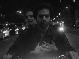 Leila Hosseini (Arienne Mandi) und Nader Hosseini (Ash Goldeh)