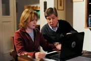 Bayerisches Fernsehen DAHOAM IS DAHOAM, FOLGE 1464, "Tipp Topp tippen", am Montag (16.02.15) um 19:45 Uhr. Roland will Vroni von seinem Tipp-System &uuml;berzeugen. Von links: Veronika Brunner (Senta Auth) und Roland Bamberger (Horst Kummeth). Weiteres Bildmaterial finden Sie unter www.br-foto.de.