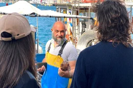 Frisch aus dem Meer: Fischer beim Verkauf im alten Hafen von Portoferraio auf der Insel Elba.