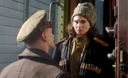 Die Kosakensoldatin Marina Yurlova (Natalia Witmer) wird vor einem Erschießungskommando der Roten Armee gerettet. Sie will zurück an die Front, doch ein tschechischer Hauptmann setzt sie in einen Zug nach Wladiwostok. Die Kosakensoldatin Marina Yurlova (Natalia Witmer) wird vor einem Erschießungskommando der Roten Armee gerettet. Sie will zurück an die Front, doch ein tschechischer Hauptmann setzt sie in einen Zug nach Wladiwostok.