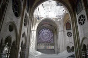Sonnenstrahlen fallen in das Querschiff von Notre-Dame: Hier gilt es die Gewölbe zu rekonstruieren, sie sind der Schlüssel für die gesamte Statik und Struktur der Kathedrale. Sonnenstrahlen fallen in das Querschiff von Notre-Dame: Hier gilt es die Gewölbe zu rekonstruieren, sie sind der Schlüssel für die gesamte Statik und Struktur der Kathedrale.