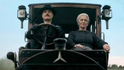 Ein Pakt mit dem Teufel. Curt Prank (Mišel Matičević, links) hat seine Todfeindin Maria Hoflinger (Martina Gedeck, rechts) aus der Nervenheilanstalt befreit. Ein Pakt mit dem Teufel. Curt Prank (Mišel Matičević, links) hat seine Todfeindin Maria Hoflinger (Martina Gedeck, rechts) aus der Nervenheilanstalt befreit.