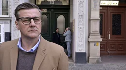 Karrierejurist Markus (Marcus Mittermeier, vorne li.) m&ouml;chte mit seinen Freunden Danyal (Tim Seyfi, Mitte) und Tobi (Dirk Borchardt, re.) nach dem Rechten schauen.
