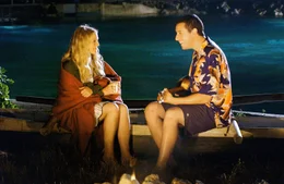 Obwohl auch Lucy (Drew Barrymore, l.) auf Henrys (Adam Sandler, r.) Charme anspringt, steht ihrer Romanze eine Kleinigkeit im Wege ...