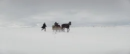 Samet (Deniz Celiloğlu) und Pferdekutsche im Schnee.