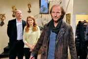Bayerisches Fernsehen DAHOAM IS DAHOAM, FOLGE 1468, "Ein Schlag ins Gesicht", am Dienstag (24.02.15) um 19:45 Uhr. Bez&uuml;glich des geliehenen Autos ist Sascha sich keiner Schuld bewusst. Von links: Hubert Kirchleitner (Bernhard Ulrich), Uschi Kirchleitner (Silke Popp) und Sascha (Eisi Gulp). Weiteres Bildmaterial finden Sie unter www.br-foto.de.