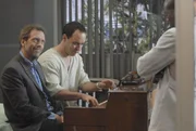 Patrick (Dave Matthews, M.) ist ein Savant, der mit zehn Jahren einen Unfall hatte und seitdem ohne musikalische Vorbildung perfekt Klavierspielen kann. Dr. House (Hugh Laurie, l.) ist von seinem Patienten fasziniert ... Patrick (Dave Matthews, M.) ist ein Savant, der mit zehn Jahren einen Unfall hatte und seitdem ohne musikalische Vorbildung perfekt Klavierspielen kann. Dr. House (Hugh Laurie, l.) ist von seinem Patienten fasziniert ...