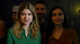 Tilda (Lara Mandoki, li.), Danyal (Tim Seyfi, Mitte) und Jila (Aylin &Ouml;cal, re.) schauen gespannt auf die B&uuml;hne.