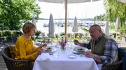 Rechtsmedizinerin Dr. Helene Sturbeck (Katharina Blaschke, l.) und Chefkommissar Jan-Hinrich Reuter (Udo Kroschwald, r.) g&ouml;nnen sich eine Mittagspause in einem der besten Fischrestaurants Wismars - der "Komb&uuml;se". Doch das Essen wird j&auml;h unterbrochen.